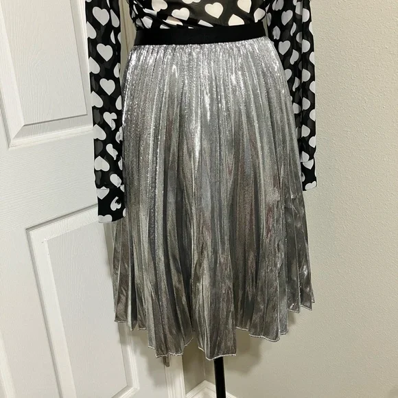 NWT DVF Pleated Metallic Silver Skirt Black Stretch Waistband - Picture 2 of 4
